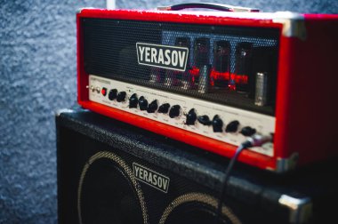 Rusya, Novosibirsk - 02 Şubat 2017: müzik donanımları, garaj, müzik, gitar, amplifikatörler, davul, kaya temel prova. Lamba amplifikatör Yerasov müzik şirketi