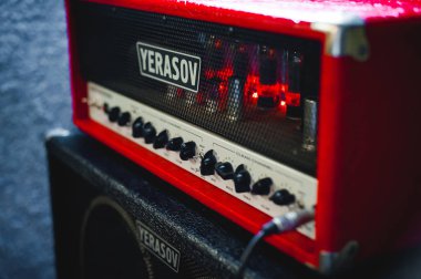 Rusya, Novosibirsk - 02 Şubat 2017: müzik donanımları, garaj, müzik, gitar, amplifikatörler, davul, kaya temel prova. Lamba amplifikatör Yerasov müzik şirketi