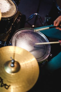 Rusya, Novosibirsk - 02 Şubat 2017: provada temel garaj, müzik, gitar, amplifikatörler, davul, rock müzik ekipman