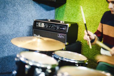 Rusya, Novosibirsk - 02 Şubat 2017: provada temel garaj, müzik, gitar, amplifikatörler, davul, rock müzik ekipman