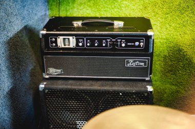 Rusya, Novosibirsk - 02 Şubat 2017: provada temel garaj, müzik, gitar, amplifikatörler, davul, rock müzik ekipman