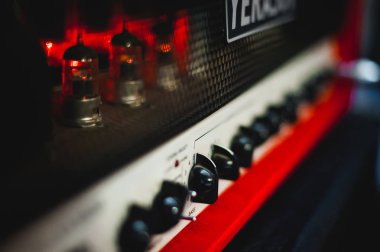 Rusya, Novosibirsk - 02 Şubat 2017: provada temel garaj, müzik, gitar, amplifikatörler, davul, rock müzik ekipman