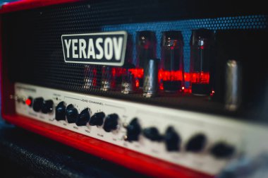 Rusya, Novosibirsk - 02 Şubat 2017: provada temel garaj, müzik, gitar, amplifikatörler, davul, rock müzik ekipman