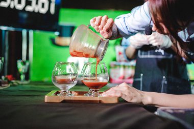 Rusya, Novosibirsk - 03 Ağustos 2018: Rus kahve fincanı kahve arasında Şampiyonası ev sahipliği yapmaktadır, ülkenin en büyük kahve Şampiyonası. Traveler's kahve takımı barista beceri göster