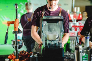 Rusya, Novosibirsk - 03 Ağustos 2018: Kahve arasında Rusya kahve Kupası Şampiyonası ev sahipliği yapmaktadır, ülkedeki en büyük kahve Şampiyonası. barista'nın Beceri, takım üyeleri şov içecekler hazırlamak