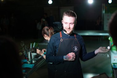 Rusya, Novosibirsk - 03 Ağustos 2018: Şampiyonası kahvehane arasında. barista'nın Beceri, takım üyeleri şov içecekler hazırlamak