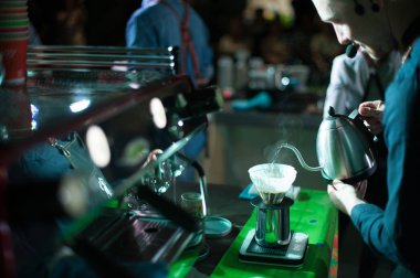 Rusya, Novosibirsk - 03 Ağustos 2018: Şampiyonası kahvehane arasında. barista'nın Beceri, takım üyeleri şov içecekler hazırlamak