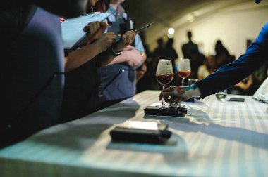 Rusya, Novosibirsk - 03 Ağustos 2018: Şampiyonası kahvehane arasında. barista'nın Beceri, takım üyeleri şov içecekler hazırlamak