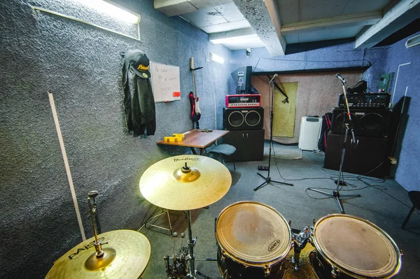 Rusya, Novosibirsk - 02 Şubat 2017: provada temel garaj, müzik, gitar, amplifikatörler, davul, rock müzik ekipman