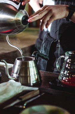şampiyonluk arasında kahvehane, içecekler, ekip çalışması hazırlamak barista'nın Beceri, takım üyeleri gösterir. dökülen su bir su ısıtıcısı