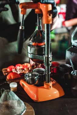 Elini üzerinde profesyonel mekanik meyve sıkacağı narenciye suyu sıkar. şampiyonluk arasında kahvehane, içecekler, ekip çalışması hazırlamak barista'nın Beceri, takım üyeleri göster.