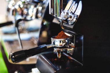 canlandırıcı bir içecek, kahve dükkanları, barista aracı için donatım yapmak için profesyonel elektrikli kahve makinesi