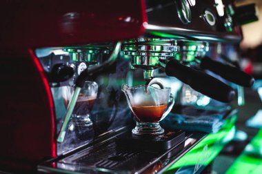 canlandırıcı bir içecek, kahve dükkanları, barista aracı için donatım yapmak için profesyonel elektrikli kahve makinesi