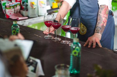 şampiyonluk arasında kahvehane, içecekler, ekip çalışması hazırlamak barista'nın Beceri, takım üyeleri göster