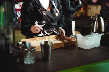 şampiyonluk arasında kahvehane, içecekler, ekip çalışması hazırlamak barista'nın Beceri, takım üyeleri gösterir. gözlük içine dökülen içki