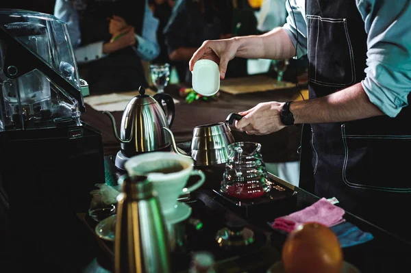 Bajnokság Között Kávéházak Csapatok Tagjainak Megjelenítése Barista Barátait Készség Készítsen — Stock Fotó