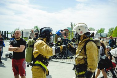 Rusya, Novosibirsk - 2 Haziran, 2018: Gösterge niteliğindeki rekabet profesyonel itfaiye ve kurtarma ekipleri. yangın koruyucu elbise. Erkekler takım çalışması