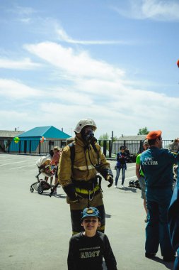 Rusya, Novosibirsk - 2 Haziran, 2018: Gösterge niteliğindeki rekabet profesyonel itfaiye ve kurtarma ekipleri. İtfaiyeci koruyucu elbise