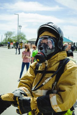 Rusya, Novosibirsk - 2 Haziran, 2018: Gösterge niteliğindeki rekabet profesyonel itfaiye ve kurtarma ekipleri. İtfaiyeci koruyucu elbise