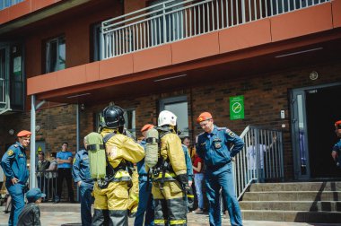 Rusya, Novosibirsk - 2 Haziran, 2018: Gösterge niteliğindeki rekabet profesyonel itfaiye ve kurtarma ekipleri. İtfaiyeci koruyucu elbise