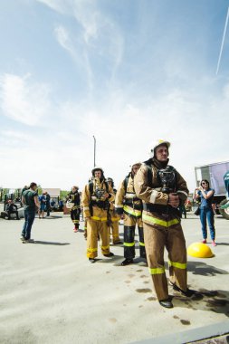 Rusya, Novosibirsk - 2 Haziran, 2018: Gösterge niteliğindeki rekabet profesyonel itfaiye ve kurtarma ekipleri. yangın koruyucu elbise. Erkekler takım çalışması