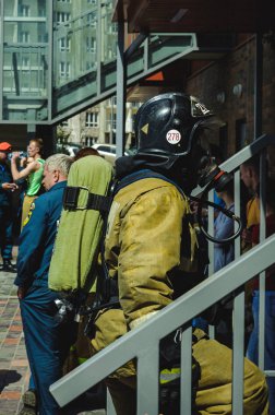 Rusya, Novosibirsk - 2 Haziran, 2018: Gösterge niteliğindeki rekabet profesyonel itfaiye ve kurtarma ekipleri. İtfaiyeci koruyucu elbise