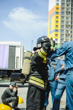 Rusya, Novosibirsk - 2 Haziran, 2018: Gösterge niteliğindeki rekabet profesyonel itfaiye ve kurtarma ekipleri. İtfaiyeci koruyucu elbise