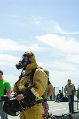 Rusya, Novosibirsk - 2 Haziran, 2018: Gösterge niteliğindeki rekabet profesyonel itfaiye ve kurtarma ekipleri. İtfaiyeci koruyucu elbise