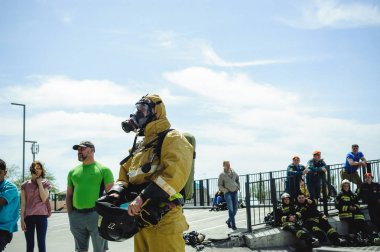 Rusya, Novosibirsk - 2 Haziran, 2018: Gösterge niteliğindeki rekabet profesyonel itfaiye ve kurtarma ekipleri. İtfaiyeci koruyucu elbise