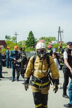 Rusya, Novosibirsk - 2 Haziran, 2018: Gösterge niteliğindeki rekabet profesyonel itfaiye ve kurtarma ekipleri. İtfaiyeci koruyucu elbise