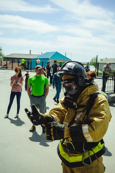 Rusya, Novosibirsk - 2 Haziran, 2018: Gösterge niteliğindeki rekabet profesyonel itfaiye ve kurtarma ekipleri. İtfaiyeci koruyucu elbise