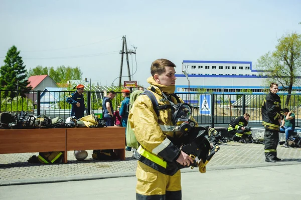 ロシア ノヴォシビルスク 2018 公務員の消防士と救助隊の示す競争 消防士の保護スーツ — ストック写真
