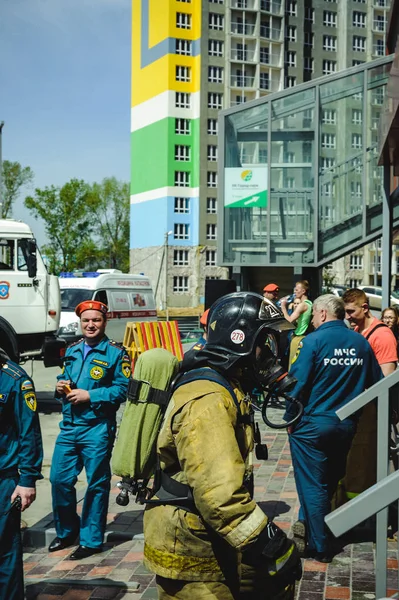 ロシア ノヴォシビルスク 2018 公務員の消防士と救助隊の示す競争 消防士の保護スーツ — ストック写真
