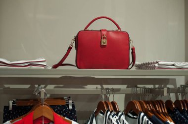 bir kadın giyim mağazası bir alışveriş merkezindeki kıyafetler