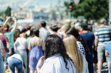 vatandaşların bir kalabalık. birçok vatandaş bir şehir sokak, arkadan, görünüm üzerinde bulanıklık