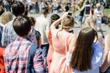 vatandaşların bir kalabalık. birçok vatandaş bir şehir sokak, arkadan, görünüm üzerinde bulanıklık