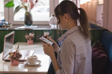 Bir dizüstü bilgisayar bir kafede arkasında çalışan işyeri kadınlar. iş online, kahve, genç güzel esmer