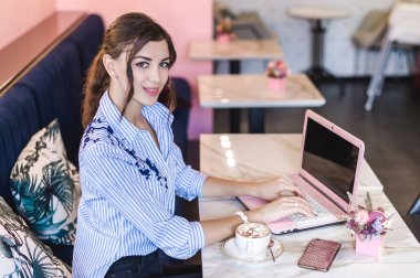 Bir dizüstü bilgisayar bir kafede arkasında çalışan işyeri kadınlar. iş online, kahve, genç güzel esmer