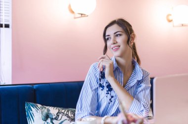 Bir dizüstü bilgisayar bir kafede arkasında çalışan işyeri kadınlar. iş online genç güzel esmer