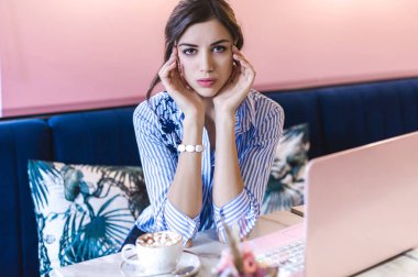 Bir dizüstü bilgisayar bir kafede arkasında çalışan işyeri kadınlar. iş online, kahve, genç güzel esmer