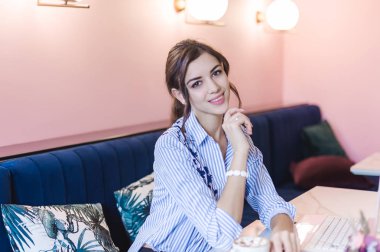 Bir dizüstü bilgisayar bir kafede arkasında çalışan işyeri kadınlar. iş online, kahve, genç güzel esmer