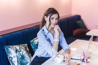 Bir dizüstü bilgisayar bir kafede arkasında çalışan işyeri kadınlar. iş online, kahve, genç güzel esmer