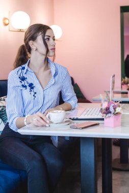 Bir dizüstü bilgisayar bir kafede arkasında çalışan işyeri kadınlar. iş online, kahve, genç güzel esmer