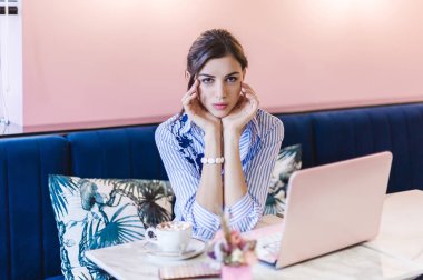 Bir dizüstü bilgisayar bir kafede arkasında çalışan işyeri kadınlar. iş online, kahve, genç güzel esmer