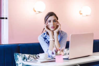 Bir dizüstü bilgisayar bir kafede arkasında çalışan işyeri kadınlar. iş online, kahve, genç güzel esmer