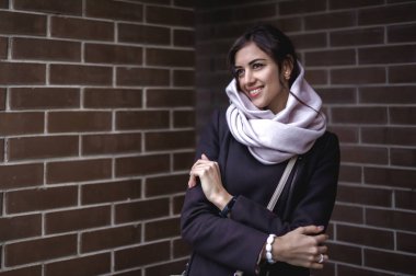 bir tuğla karşı sıcak giysiler bir sonbahar öğleden sonra açık havada esmer bir kadın portresi