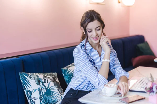 Mulheres Local Trabalho Trabalhar Atrás Portátil Num Café Trabalho Online — Fotografia de Stock