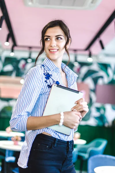 Mujeres Del Lugar Trabajo Café Retrato Una Joven Morena Fresca —  Fotos de Stock