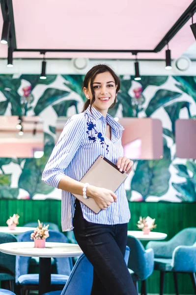 Mujeres Del Lugar Trabajo Café Retrato Una Joven Morena Fresca —  Fotos de Stock