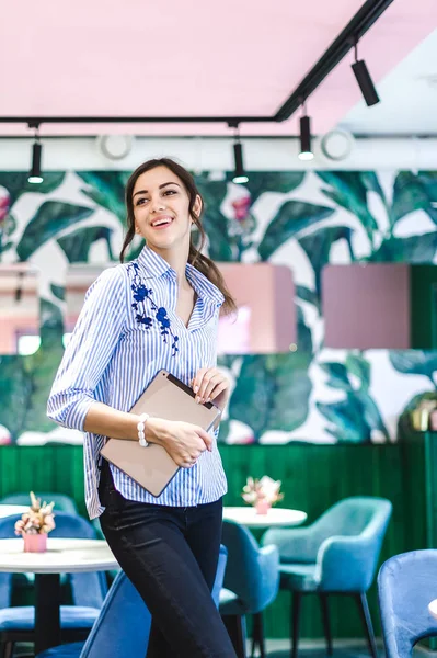 Mujeres Del Lugar Trabajo Café Retrato Una Joven Morena Fresca —  Fotos de Stock